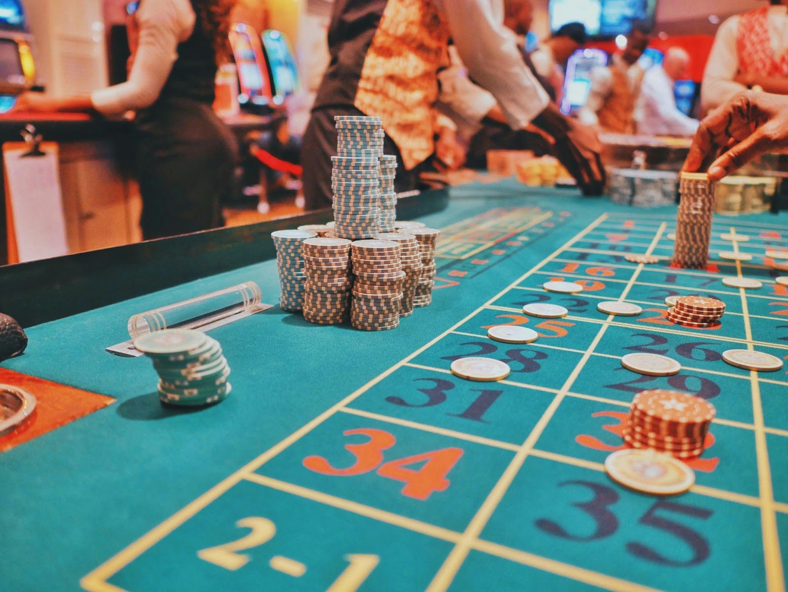 The Art of Observing: How Watching Pros Can Instantly Improve Your Gambling Skills